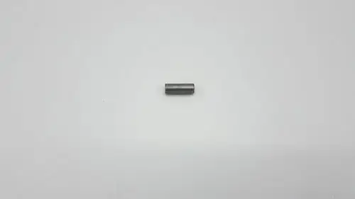 Passtift von Remeha, zylindrische Form in dunklem Metall, auf weißem Hintergrund. Nutzbar zur Befestigung oder Ausrichtung in mechanischen Anwendungen.